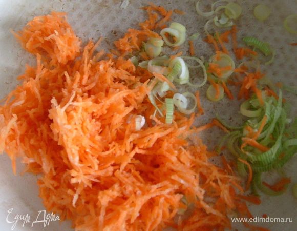 На оливковом масле обжарить морковь и лук-порей.