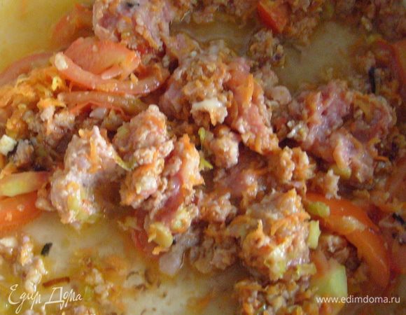 Добавить мелко порезанный помидор, фарш, листочки орегано, куриный бульон. Тушить минут 15, посолить, поперчить.