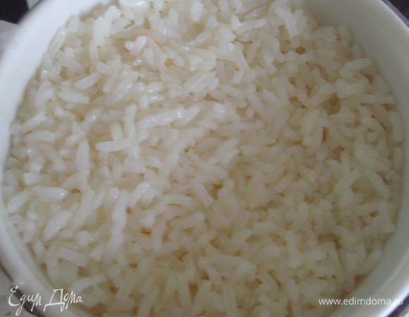 В это время отварить рис в большом количестве воды, посолить. Готовый рис промыть холодной водой.