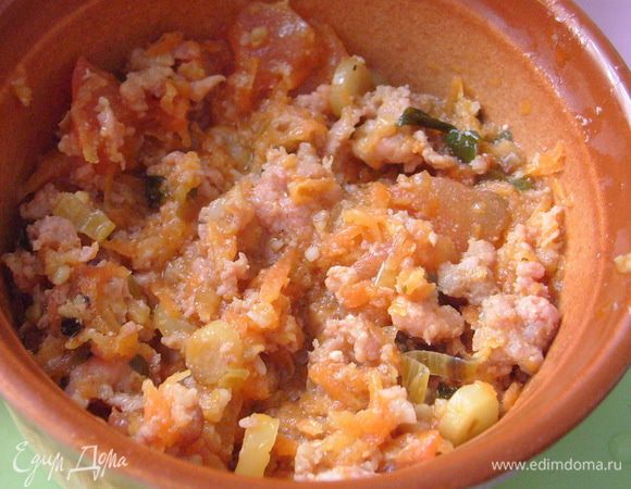 Выложить готовый фарш в жаропрочную форму.