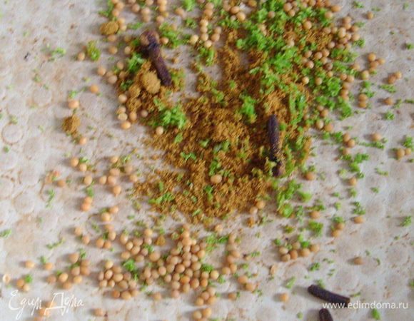 На сухой сковородке обжарить семена горчицы, цедру лайма, бутоны гвоздики, порошок карри. Обжаривать до тех пор, пока ароматы специй не раскроются. Бутоны гвоздики удалить.