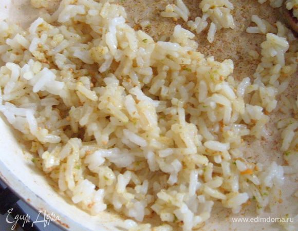 Смешать готовый рис со специями....