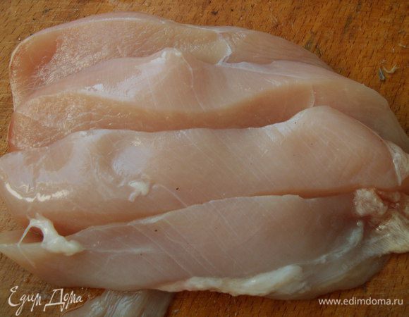 Каждую куриную грудку разрезаем на 4 части + ещё остаётся 1 нижняя мышца. Итого 10 кусков.