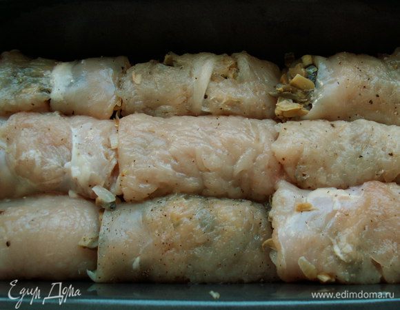 Укладываем рулеты плотно. Если некоторые кусочки мяса маловаты, то сформируйте из трёх два (так у меня и получилось). В результате рулетики всё равно будут иметь цельный вид.