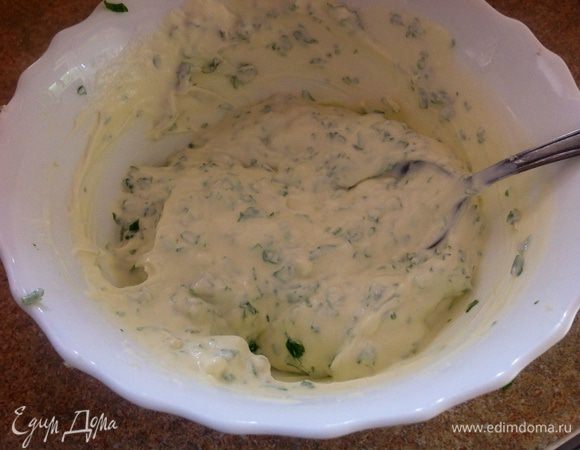 Готовим крем : чеснок мелко порезать или потереть, измельчить зелень.
Из лимона выжать сок.
Все смешать с творожным кремом