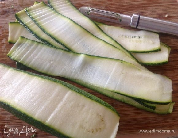 Цукини ножом, для овощей, нарезать на тонкие полоски.