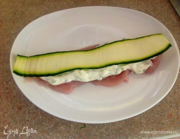 На каждый кусочек мяса намазываем крем и кладем сверху цукини....