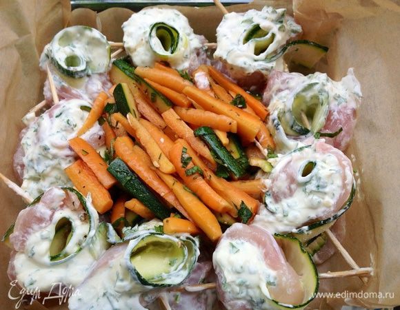 Сворачиваем рулетом, закрепляем зубочисткой и выстраиваем в форме по кругу.
В центр кладем овощи .... по желанию.... у меня были - молодая морковь замаринованная  по особому, с цукини (который остался)).... 
Все ингредиенты для маринада моркови измельчить и смешать. Морковь нарезать вдоль на 4 части, выложить в миску и залить маринадом.... хорошо перемешать. Оставить на 1 час. По идеи такую морковку можно есть и сырой, но можно и запечь! Как в моем случае...
Рулеты и овощи полить 2-3 ст ложками оливкового масла .

Поставить в духовку ....180-200 гр ~ 30 -45 минут