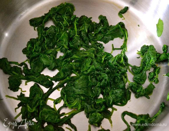 Дать шпинату подсохнуть. 