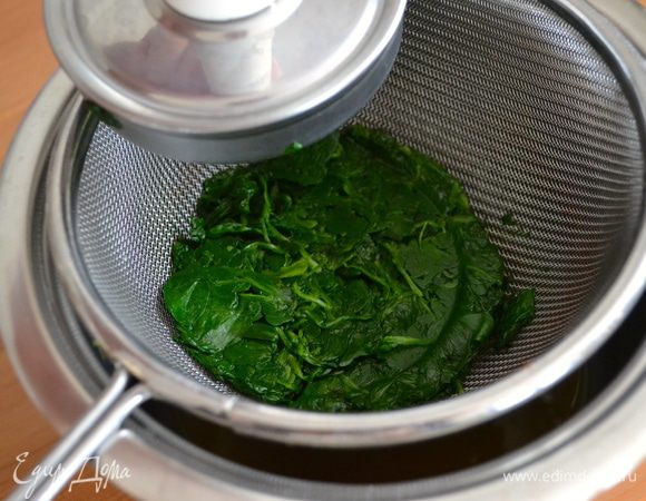 Выложить его в сито, и дать стечь имеющейся влаге. Я немного подавила и оставила шпинат под прессом на время, пока замешивала тесто. Наша задача - максимально удалить из него жидкость.