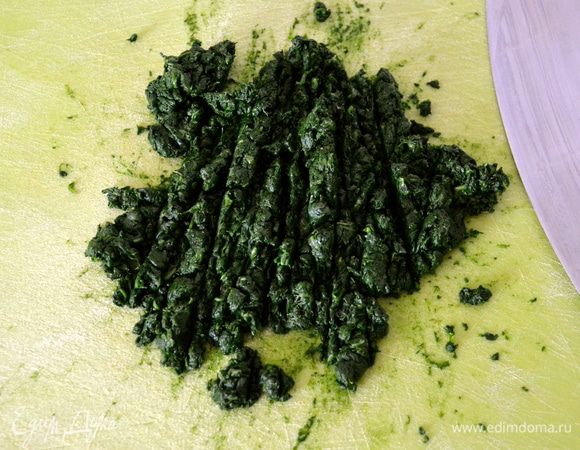 После порубить шпинат мелко-мелко и отложить в сторону. 