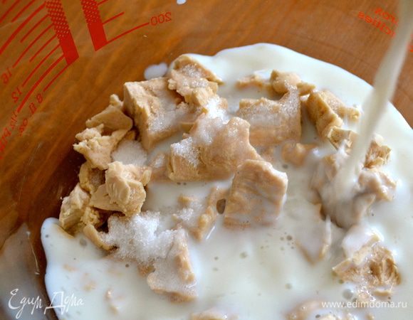 К дрожжам положить сахар и влить 150 мл теплого молока. 