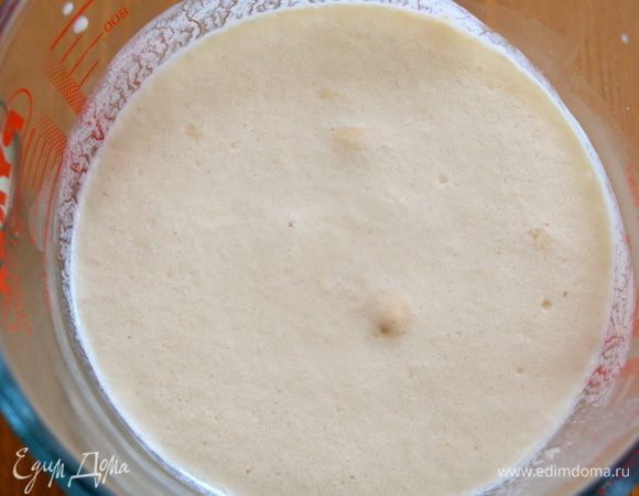 Дать постоять минут 10, пока дрожжи полностью растворяться. 