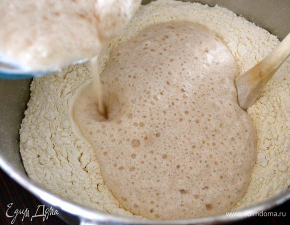 В чашу просеять и смешать оба типа муки (если вы используете два указанных типа муки). В середине сформировать углубление и влить дрожжи. Начать вымешивать (в ручную, или с помощью хлебопечки, или тестомешалки, как у меня).  