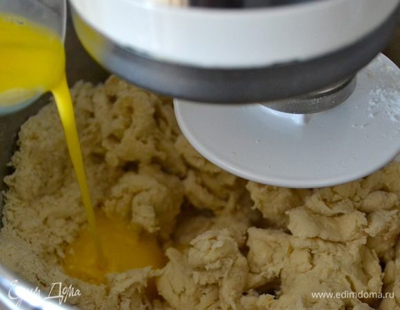 Влить оставшееся молоко. Яйца взбить немного вилкой, и влить в тесто, продолжая вымешивать... 