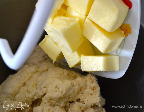 В конце добавить размягченное масло и окончательно все вымесить. 