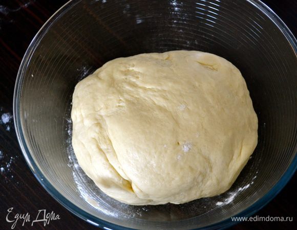 Сформировать из полученного теста шар и положить в большую миску, слегка присыпанную мукой. Тесто получается очень приятное, ароматное и растет буквально на глазах!... Накрыть миску чистым полотенцем и убрать в спокойное место на 20-30 минут.  