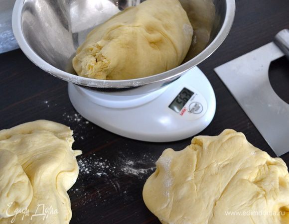 Выложить его на рабочую поверхность и поделить на три равные части. Желательно использовать весы, для точности... 