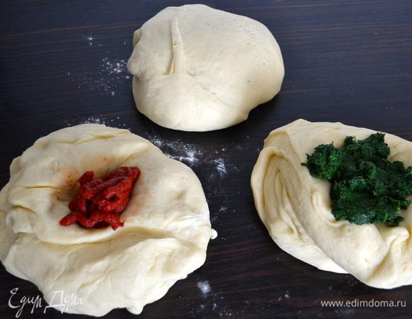 В одну часть теста добавляем концентрированную томатную пасту. Во вторую - шпинат. Третья часть остается как есть!  