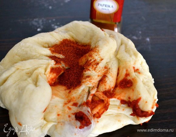 Займемся "окрашиванием" теста. В тесто с томатной пастой добавить также 2 ч.л. паприки.  Начинаем вымешивать тесто, не боясь испачкать рук... )))) Поначалу может показаться, что будет сложно добиться однородности окрашивания теста... Но, немного терпения, и все получится!!! Тесто становится однородного, практически оранжевого цвета. К рукам не липнет и вообще очень приятно вымешивается.   