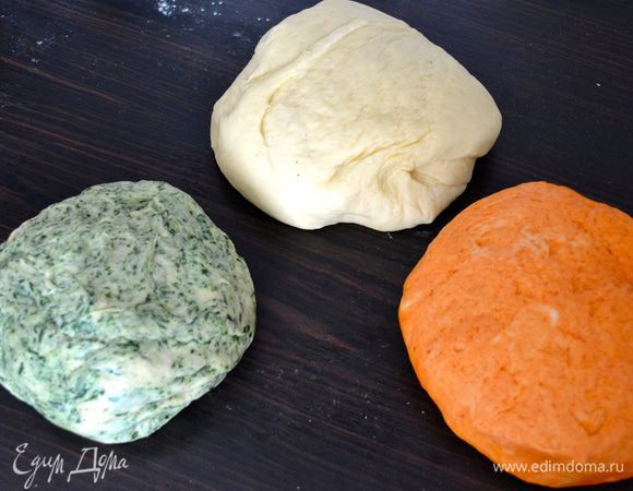 Точно также поступаем со шпинатным тестом. В итоге, получаются три цветных шара из теста. 