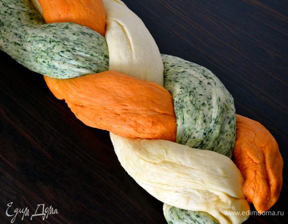 Плетем из них обыкновенную косу. 