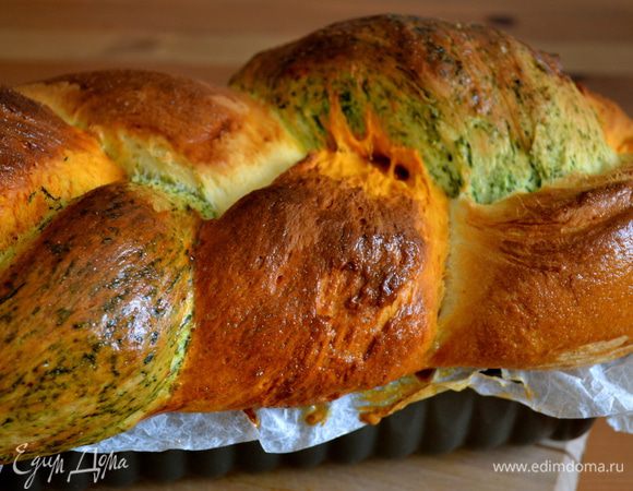 Духовку разогреваем до 200 С.  По истечении указанного времени, смазываем поверхность хлеба взбитым яйцом и ставим выпекаться на 50 миунт-1 час. Готовый хлеб достаем из духовки и даем постоять в форме 20 минут, затем перекладываем на решетку и даем полностью остыть. 