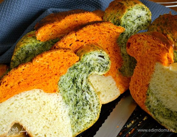 Ваш трехцветный хлеб готов!!! Могу только добавить, что очень вкусно получается!!!..... Из-за получившейся формы хлеба, старшая дочка назвала его "обезьянка" )) 