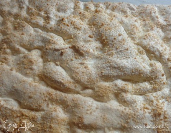 Сделать покрытие для песочных коржей: взбить охлажденные белки с сахаром и ванильным сахаром до твердых пиков, добавить толченые орехи и намазать смесью все песочные коржи.
Выпекать каждый корж  при 180 градусах 25-30 минут.