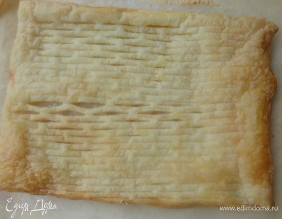 Слоеное тесто разделить на 3 части и тоже раскатать в форме прямоугольника
Печь до светлой золотистости.