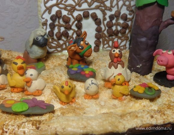 Расставить фигурки на торте.Подарить торт любимому малышу. Ну, и самим съесть кусочек...
 ПРИЯТНОГО АППЕТИТА!