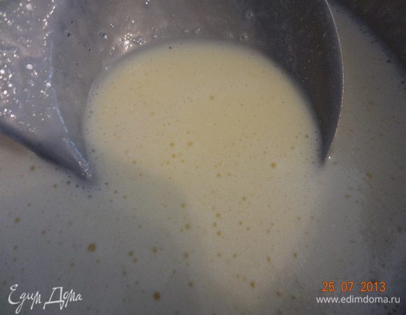 Для блинчиков смешать в глубокой миске все продукты, кроме масла, взбить хорошо венчиком или миксером, тесто получится жидковатое, добавить масло и перемешать, не взбивая.