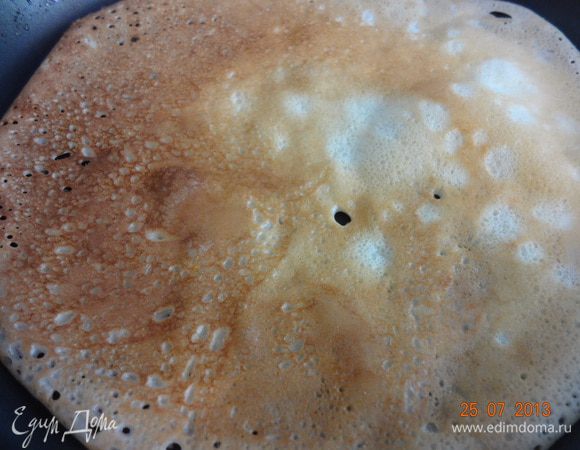 Сковороду хорошо разогреть, смазать маслом, испечь блинчики. Из такого количества теста у меня получается 14-15 тонких, кружевных блинчиков.