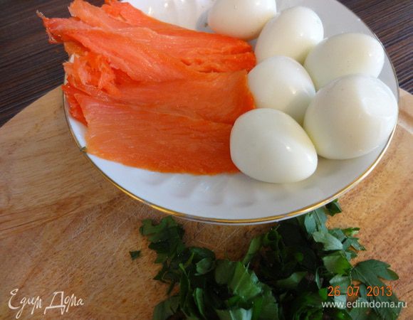Для начинки отварить и почистить яйца, семгу нарезать тонкими пластинами, зелень промыть обсушить, мелко нарубить, кроме салатных листьев.