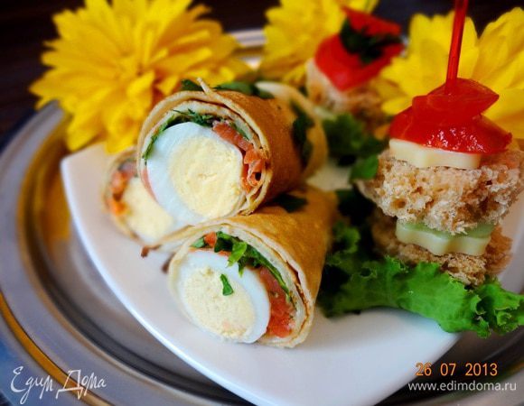 Выложить на тарелку салатные листья, на них блинчики,дополнительно можно сделать канапе из хлеба, сыра и овощей или просто бутерброды. Подавать с чаем, кофе, фрешем и любовью, можно в постель)))) Радуйте любимых не только вкусными и романтичными завтраками, но и сытными обедами и легкими ужинами, приправленными нежностью, любовью и страстью!