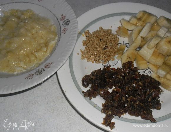 Кунжут обжарить на оливковом масле; финики очеь мелко нарезать; один банан нарезать соломкой, а из другого сделать пюре добавив немного молока.