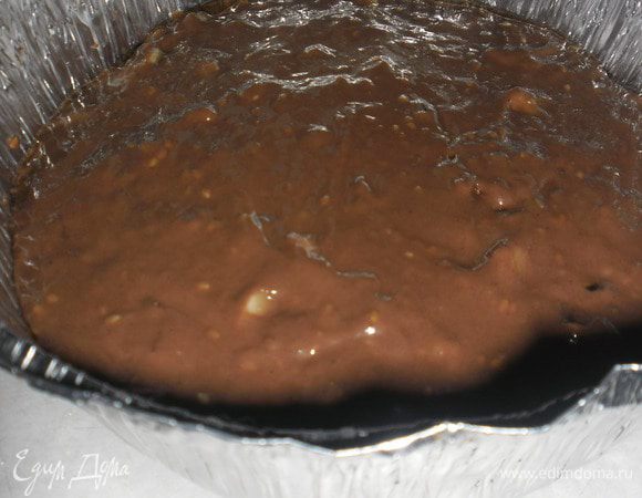 Добавить муку, разрыхлитель, какао и перемешать. Полученное тесто положить в фому для выпекания.