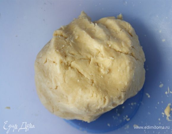 Начать лучше с теста. Сразу его сделать и поставить охлаждаться в холодильник. Масло достаем из холодильника, режем на крупные кусочки, перетираем с мукой в крупную крошку, но сильно не усердствуйте. Теперь кидаем щепотку соли, делаем углубление в муке, заливаем воду и замешиваем тесто. Замесили тесто и поставили его в холодильник.