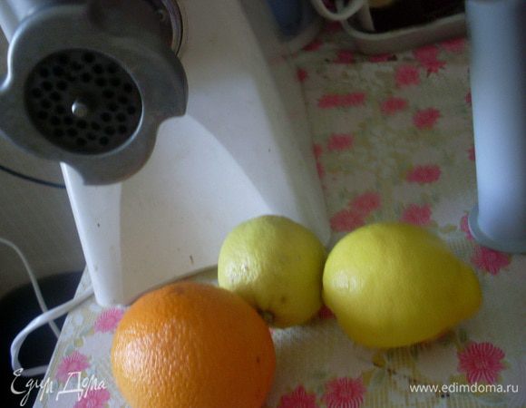 На мясорубке смолоть лимоны и апельсин с корками (постараться вынуть семечки).