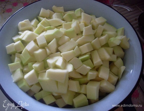 Кабачки почистить, вынуть внутреннюю часть, нарезать кубиками, но сильно не мельчить (учесть, что они уварятся в 1,5 - 2 раза).