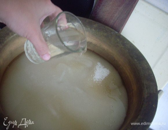 Сварить сироп из сахара и воды.