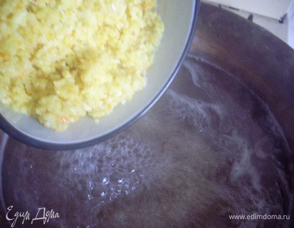 Когда сироп закипит, добавить апельсиново-лимонную смесь.