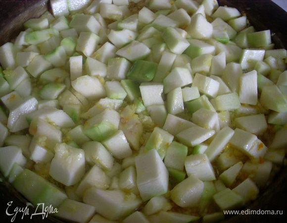 Как только снова закипит, добавить кабачки и дождаться закипания. Выключить огонь и оставить до полного остывания (лучше часов на 6). Снова довести до кипения и дать полностью остыть.