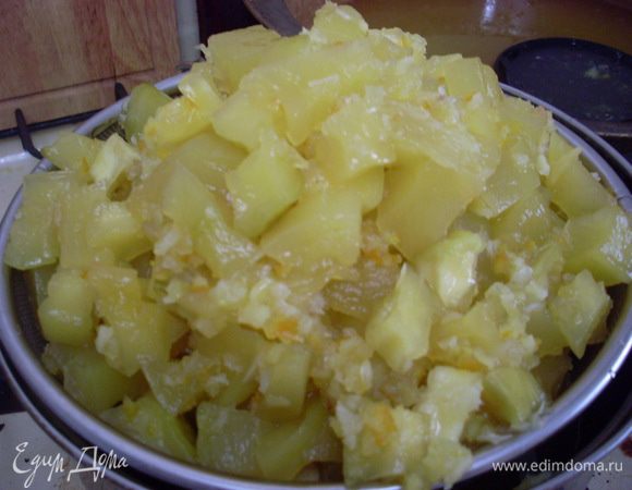 Выложить шумовкой на сито. Оставшийся сироп можно убрать в холодильник и использовать повторно, для новых цукатов, добавляя сахар и цитрусовые по вкусу.