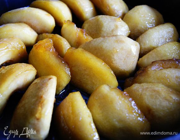 Теперь очередь за яблоками. Их надо почистить, разрезать на 4 части и удалить сердцевину.
Масло топим на медленном огне, затем добавляем сахар, не мешаем, ждем когда сахар начнет приобретать коричневый оттенок. Тут главное следить и не пережечь.
У меня часто бывает такое, что а этом этапе сахар комкуется. Вроде и цвет нужный, а сахар комками. Не паникуйте, если такое случилось у Вас. Пусть дальше плавится, попробуйте поменять огонь, сделать больше. Большая часть комков все равно разойдется.

  Теперь, когда сахар покоричневел, выкладываем черепицей наши яблоки. Огонь поставьте средний.
Если яблоки все не влезли, жарьте частями. Минут через 7 переверните яблоки и жарьте дальше.
