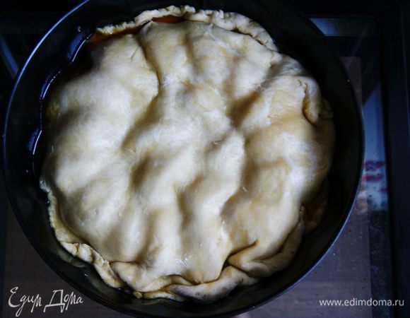 Разогреваем духовку до 180 градусов.
Теперь выкладываем черепицей в форму яблоки. Затем достаем тесто, раскатываем, накрываем яблоки сверху.

Ставим в разогретую духовку наш будущий тарт. Выпекается минут 40-45. У готового тарта корочка станет коричевой.

Переворачиваем тарт на тарелку, если яблоки какие-то прижарились, складываем их на место. Можно присыпать корицей.
А теперь наливаем чай и наслаждаемся вкуснотой. Приятного аппетита!