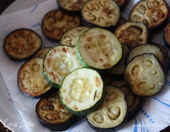 Нарежьте баклажаны,кабачки и помидлорки  небольшими колечками. толщиной примерно 1,5 см.Обжарьте в масле с двух сторон: баклажаны и кабачки до готовности,а помидоры по 15-20 сек с каждой стороны.