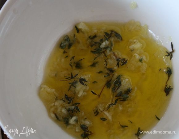 Растолочь чеснок с парой щепоток соли и листиками тимьяна,разбавить пасту оливковым маслом. сыр нарезать ломтиками толщиной 4-5 мм.