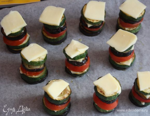 Духовку разогреваем до 180 градусов. наверху каждой башенки должен лежать кусочек сыра. Ставим в духовку на 7-10 минут,сыр должен начать плавиться и слегка запечься. приятного аппетита!!!