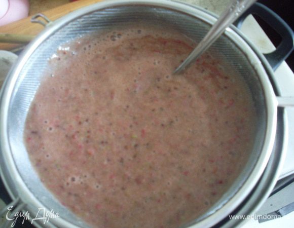 Массу перекладывать на сито и протереть. Если уж совсем придерживаться рецепта свекрови, можно еще процедить через марлю полученный сок.